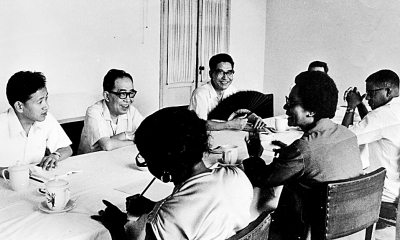 　　1979年7月26日，杨西光（左二）在光明日报三楼会议室接待圭亚那新闻团。.jpg
