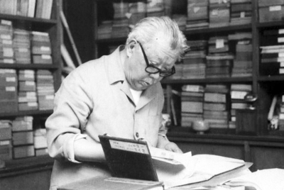 1984年夏，李一氓在书房查阅资料.jpg