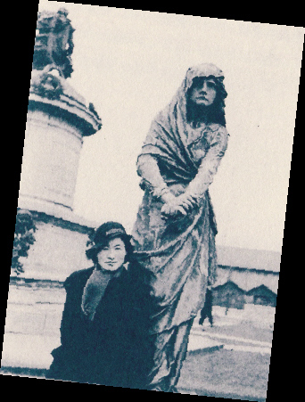 　　1935年，丹尼在英国马克白夫人雕像前.jpg