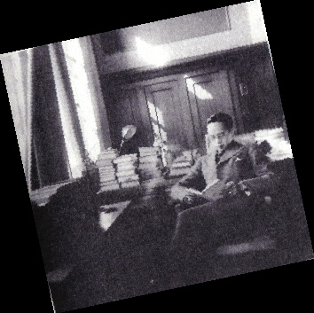 　　1930年，黄佐临在天津的书房.jpg