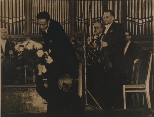 1958年，在莫斯科音乐学院音乐部，黄贻钧指挥苏联国家交响乐团。.jpg