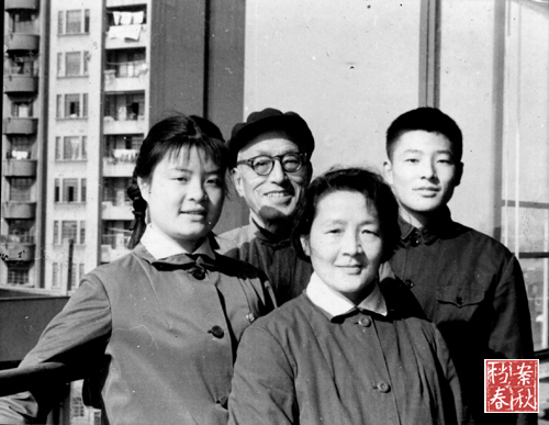 “文革”后全家合影。.jpg