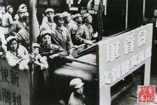 　　1949年5月27日，夏衍一身戎装随军管会入城车队进入大上海，左边戴墨镜者为于伶（沈芸女士提供）.jpg