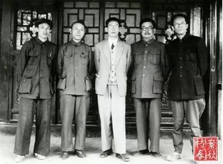 　　1949年5月初，夏衍从香港北上，在北平李克农家的合影。左起：钱筱璋、阿英、夏衍、李克农、袁牧之（沈芸女士提供）.jpg