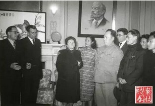 　　1950年，夏衍在上海与陈毅市长一起会见外宾.jpg
