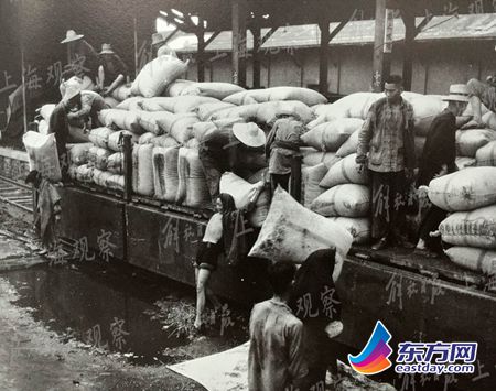 　　1949年7月10日，首批700吨东北大豆由天津运抵上海麦根路火车站。解放日报资料图片.jpg