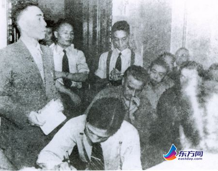 　　1946年在南京梅园新村中共代表团工作时，范长江（左二）随周恩来（左一）举行记者招待会。.jpg