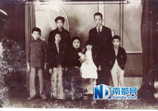 　　20世纪40年代袁振英夫妇与5个子女拍摄的全家福。南都记者贺蓓翻拍.jpg