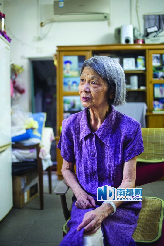 　　日前，袁昌淑向记者讲述其父袁振英的故事。南都记者林宏贤摄.jpg